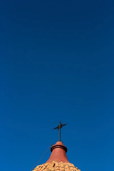 Вертикальная Картина Креста Церкви Сан Фелипе Нери Фоне Голубого Неба — стоковое фото