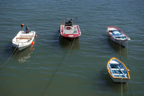 Plan Angle Élevé Des Petits Bateaux Colorés Garés Dans Mer — Photo