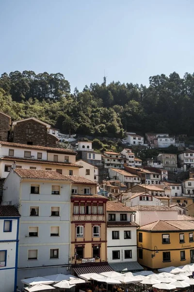 Las Coloridas Casas Bajo Cielo Azul Localidad Costera Cudillero España — Foto de Stock