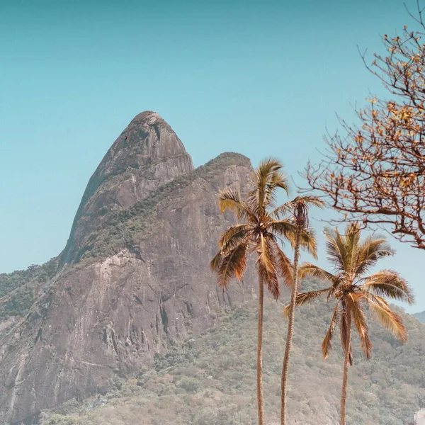 Uma Tomada Aérea Montanhas Praia Copacabana Brasil — Fotografia de Stock