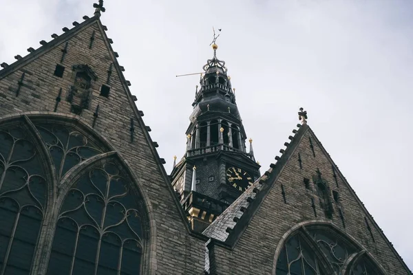 Nízký Úhel Záběru Oude Church Amsterdamu Nizozemsko — Stock fotografie