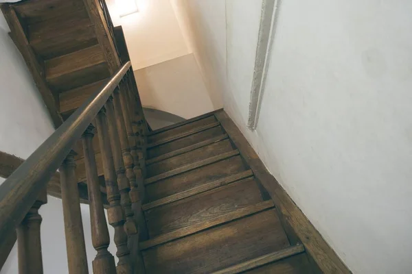 建物内の古い木製の階段の低角度ショット — ストック写真