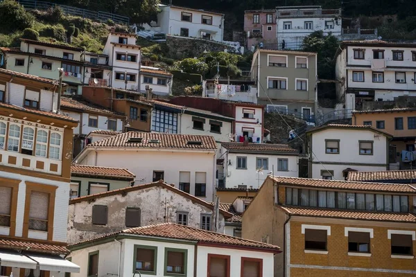Een Lage Hoek Van Kleurrijke Huizen Kustplaats Cudillero Spanje — Stockfoto