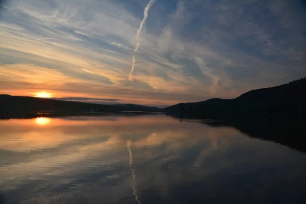 Красиві Пейзажі Заходу Сонця Над Озером Відображенням Воді — стокове фото