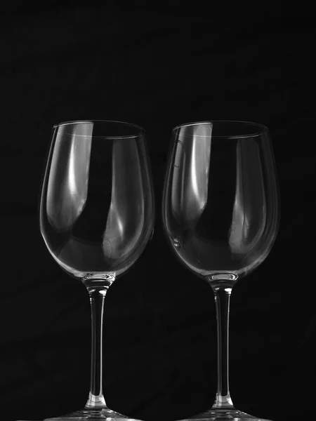 Tiro Vertical Dois Copos Vinho Vazios Fundo Preto — Fotografia de Stock