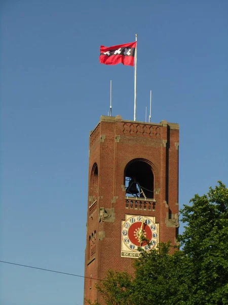 Amsterdão Países Baixos Julho 2012 Torre Relógio Tijolo Com Bandeira — Fotografia de Stock