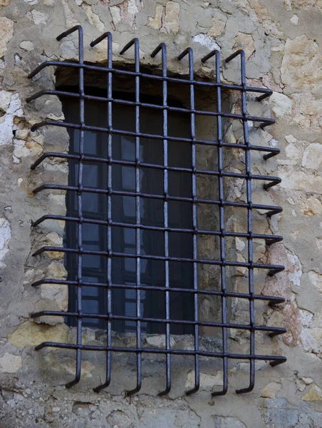 Вертикальный Кадр Металлических Рам Перед Окном Здания — стоковое фото