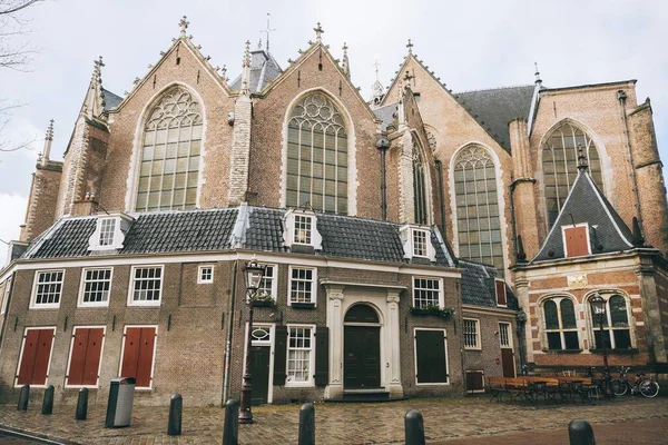 荷兰阿姆斯特丹著名的奥德教堂的低角镜头 — 图库照片