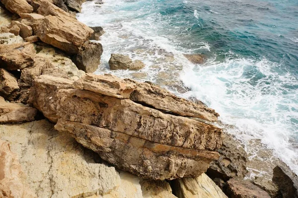 Nagy Kövek Parton Nappal Cipruson — Stock Fotó
