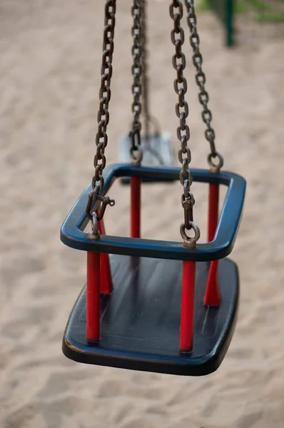 Een Close Van Een Kleine Schommel Met Metalen Kettingen — Stockfoto