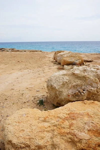 塞浦路斯白天在岸上的大石头 — 图库照片