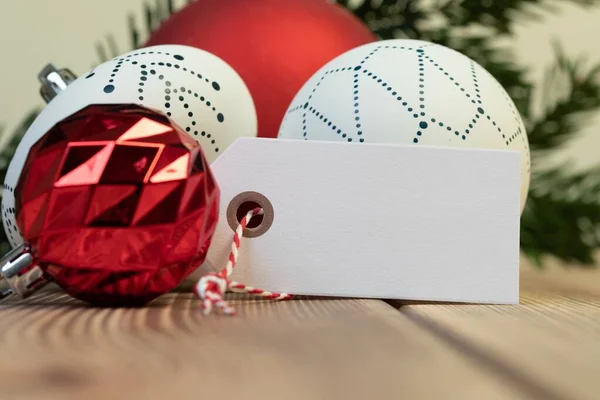 Cierre Coloridos Adornos Navideños Con Una Pequeña Etiqueta Deseo Blanco — Foto de Stock