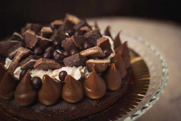 Крупный План Вкусного Шоколадного Торта Стеклянной Тарелке Столе — стоковое фото