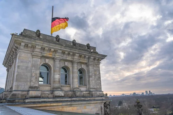 德国国会大楼的特写镜头 带有国旗 — 图库照片