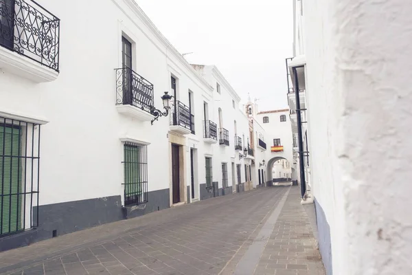 Los Pintorescos Edificios Blancos Largo Del Camino Peatonal Capturado España — Foto de Stock