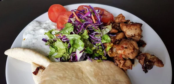 Hög Vinkel Skott Lunchplatta Med Kött Och Sallad — Stockfoto