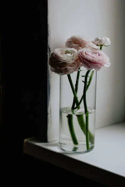 Vertikal Bild Rosa Blomma Bukett Glasvas Grå Bakgrund — Stockfoto