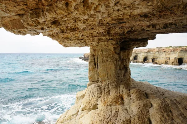 キプロスのアイヤで昼間の美しい海の洞窟 — ストック写真