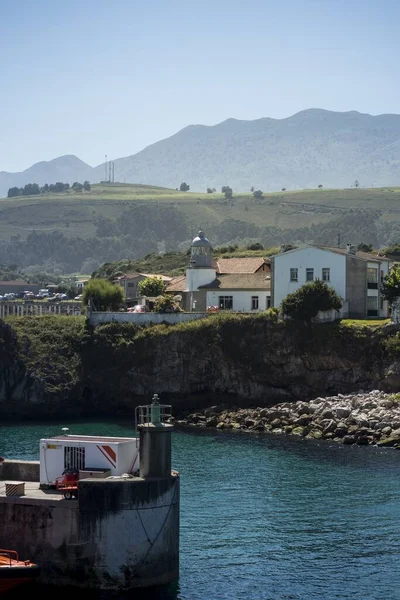 Vacker Havsutsikt Med Klippor Och Mysiga Hus Fångade Llanes Spanien — Stockfoto