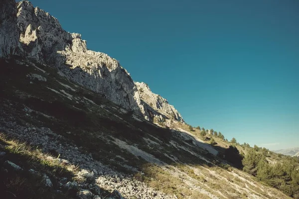 Mavi Gökyüzüne Karşı Kayalık Dağların Büyüleyici Görüntüsü — Stok fotoğraf