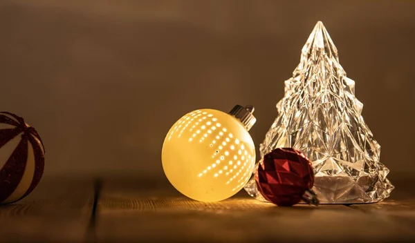 Een Close Shot Van Bal Ornamenten Een Glazen Kerstboom Tafel — Stockfoto