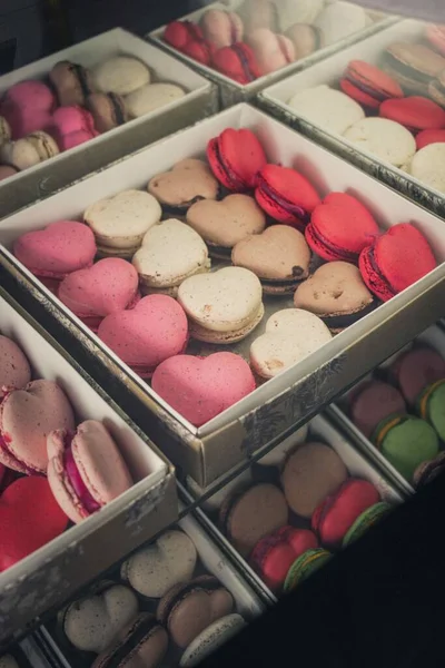 Függőleges Nagy Szögű Lövés Szív Alakú Macaroons Boltban — Stock Fotó