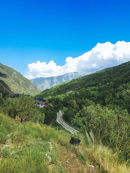 Colpo Verticale Una Strada Piccolo Villaggio Attraverso Montagne Coperte Verde — Foto Stock