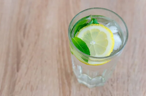 Buzlu Naneli Limonlu Kokteyl Bardağının Yüksek Açılı Görüntüsü — Stok fotoğraf