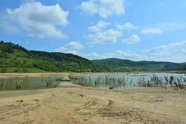 乾燥した湖の乾燥した海岸は — ストック写真