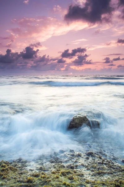 Вертикальный Снимок Завораживающих Пенных Океанских Волн Персиковым Фиолетовым Небом — стоковое фото