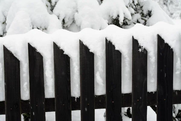 一张木制栅栏的照片 上面覆盖着晶莹透明的雪 — 图库照片