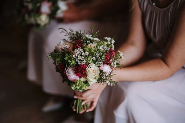 Escrava Segurando Lindo Buquê Rosas Dia Casamento — Fotografia de Stock