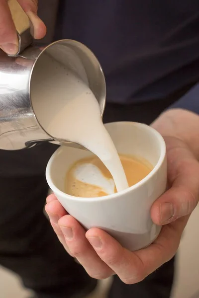 Eine Vertikale Hochwinkelaufnahme Eines Mannes Der Eine Tasse Cappuccino Zubereitet — Stockfoto