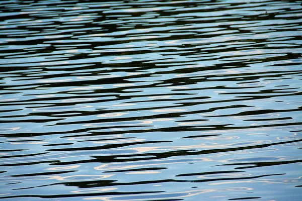 Disparo Alto Ángulo Del Reflejo Del Cielo Sobre Superficie Lago —  Fotos de Stock