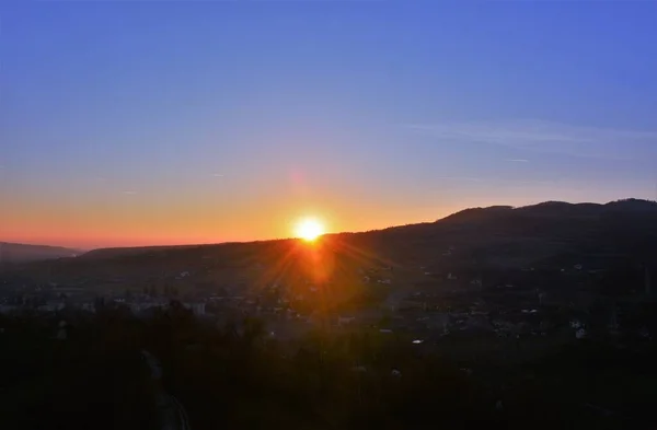 Den Hisnande Utsikten Över Solnedgången Himlen Över Vackra Kullar Och — Stockfoto