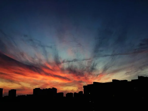 Espectacular Cielo Puesta Del Sol Los Edificios Silueta —  Fotos de Stock