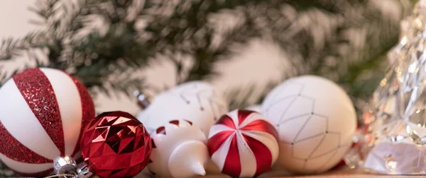 Tiro Close Enfeites Natal Coloridos Com Ramos Árvore Natal Fundo — Fotografia de Stock