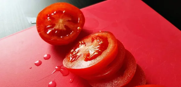 Ein Schuss Kirschtomaten Auf Einem Schneidebrett — Stockfoto