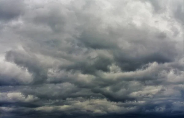 Plano Ángulo Bajo Las Nubes Grises Oscuras Del Cielo —  Fotos de Stock