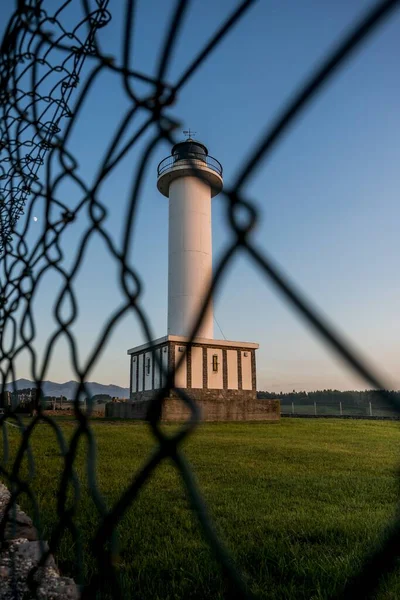 Маяк Lastres Забором Переднем Плане Захвачен Городе Luces Испания — стоковое фото