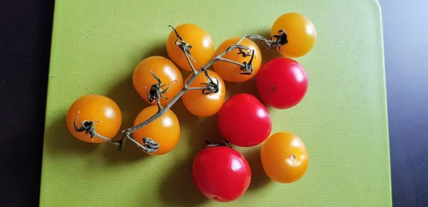 Duże Ujęcie Kąta Pomidorów Wiśniowych Desce Rozbioru — Zdjęcie stockowe