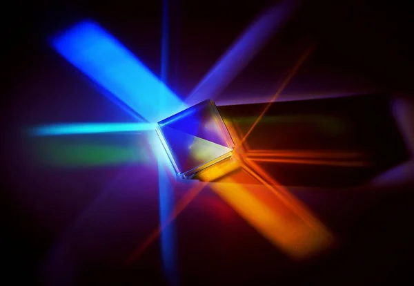 Raios Multicoloridos Luz Refletidos Por Cubo Cristal — Fotografia de Stock