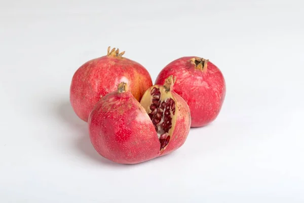 Eine Nahaufnahme Von Drei Granatäpfeln Isoliert Auf Weißem Hintergrund — Stockfoto