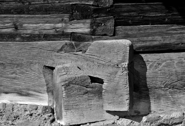 Een Grijsaard Close Shot Van Wat Hout Een Betonnen Muur — Stockfoto