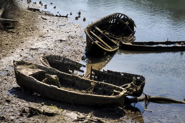 Tiro Close Pequeno Barco Madeira Abandonado Perto Lago — Fotografia de Stock