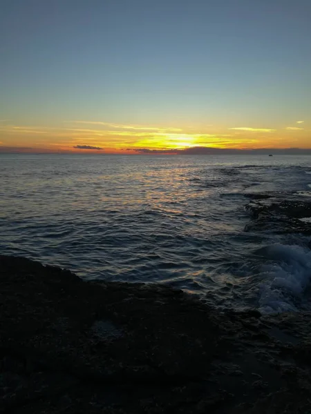 Plan Vertical Une Plage Entourée Par Mer Lors Beau Coucher — Photo