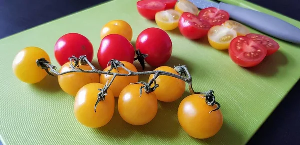 Ein Schuss Kirschtomaten Auf Einem Schneidebrett — Stockfoto