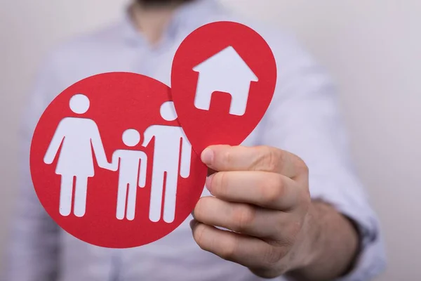 Disparo Clausura Una Persona Que Tiene Una Familia Roja Corte — Foto de Stock