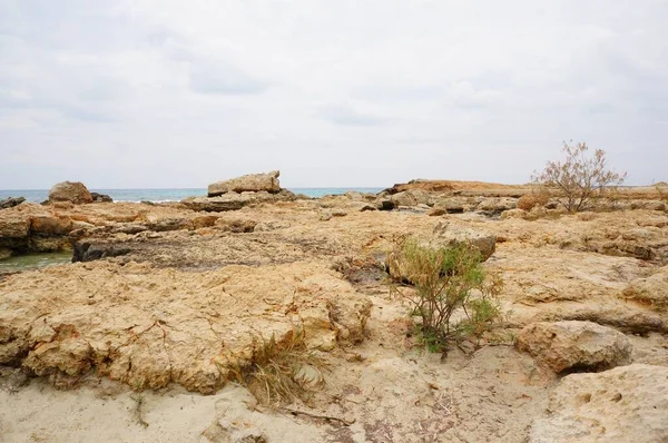 塞浦路斯海岸上的石头和小山 — 图库照片