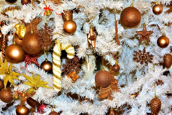 Primer Plano Hermosos Adornos Oro Bronce Árbol Navidad Blanco —  Fotos de Stock